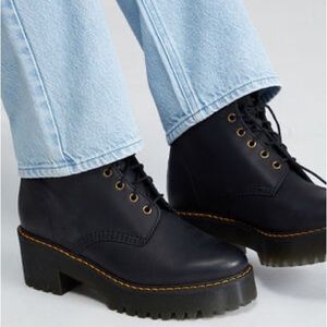 DR. MARTENS | SHRIVER HI WOMEN'S WYOMING LEATHER PLATFORM HEELED BOOTS